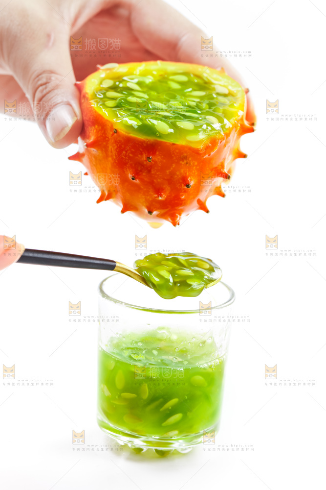 手里拿着火参果