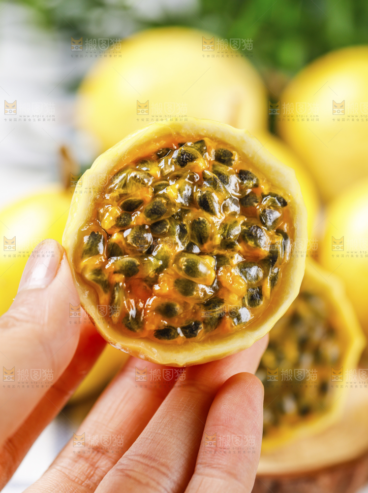 手里拿着黄金果