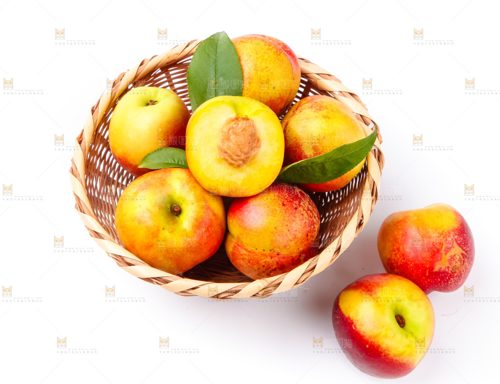 篮子里装着油桃