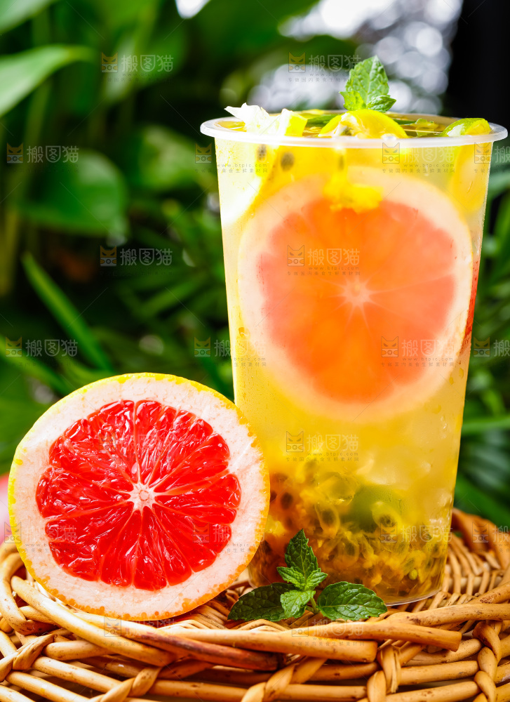 杯子里装着百香果果汁
