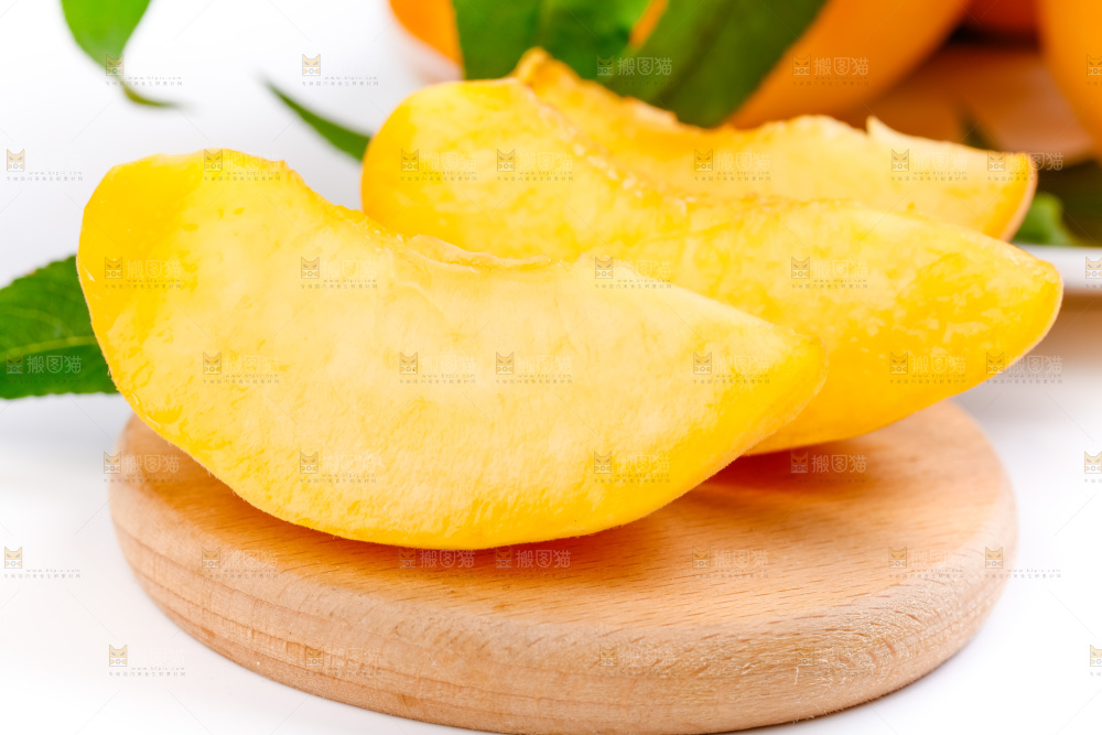 木板上摆放着黄桃