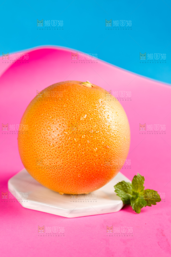 浅底上摆放着红心西柚