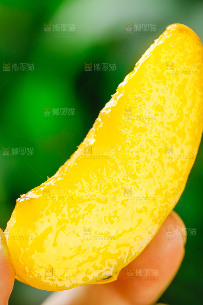 手里拿着切块的桃子