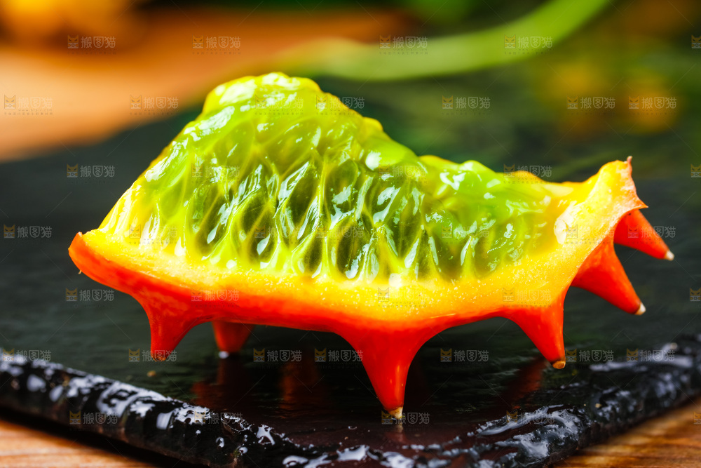 黑石板上放着刺角瓜