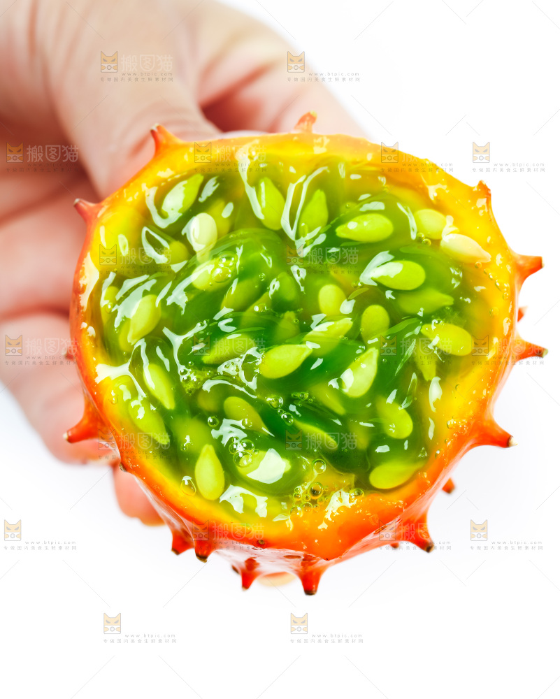 手里拿着火参果