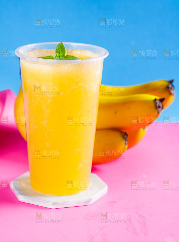 浅底上放着一杯香蕉果汁