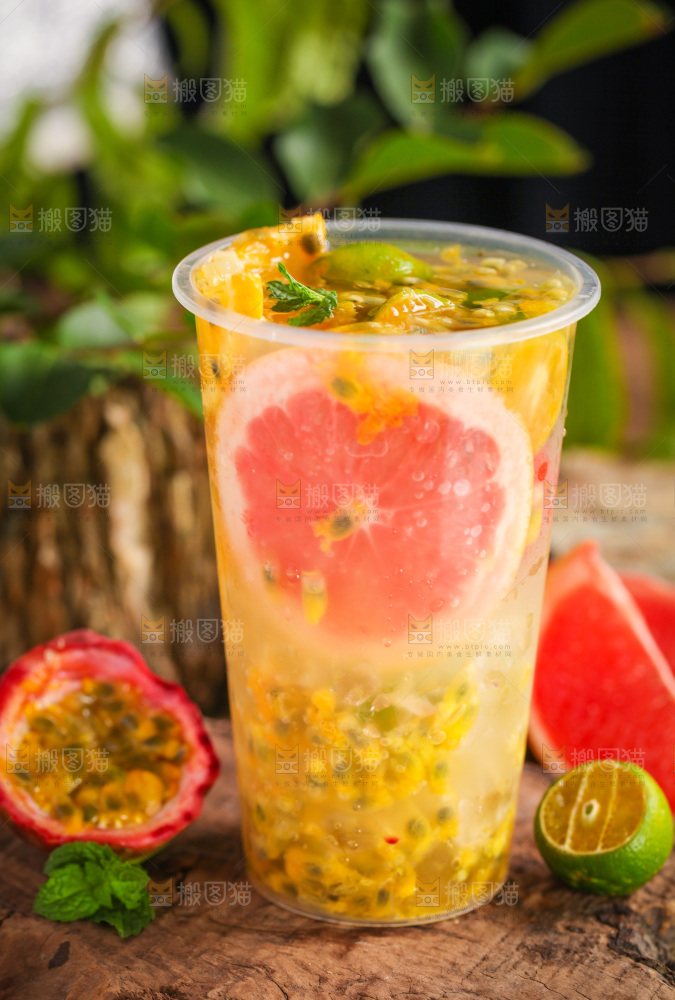 深底上放着一杯百香果果汁
