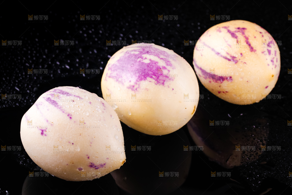 黑底上摆放着人参果