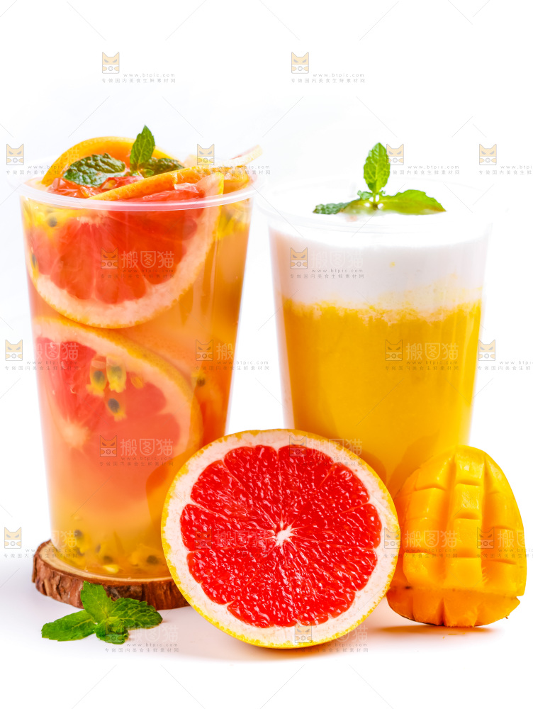杯子里装芒果果汁和西柚果汁