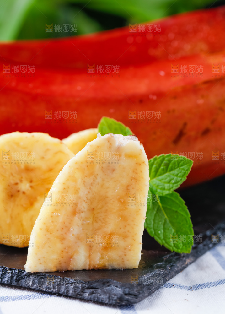 黑石板上放着红皮香蕉