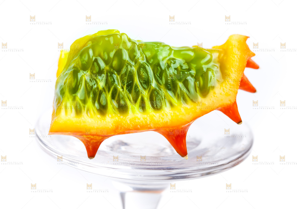 玻璃杯上放着火星果