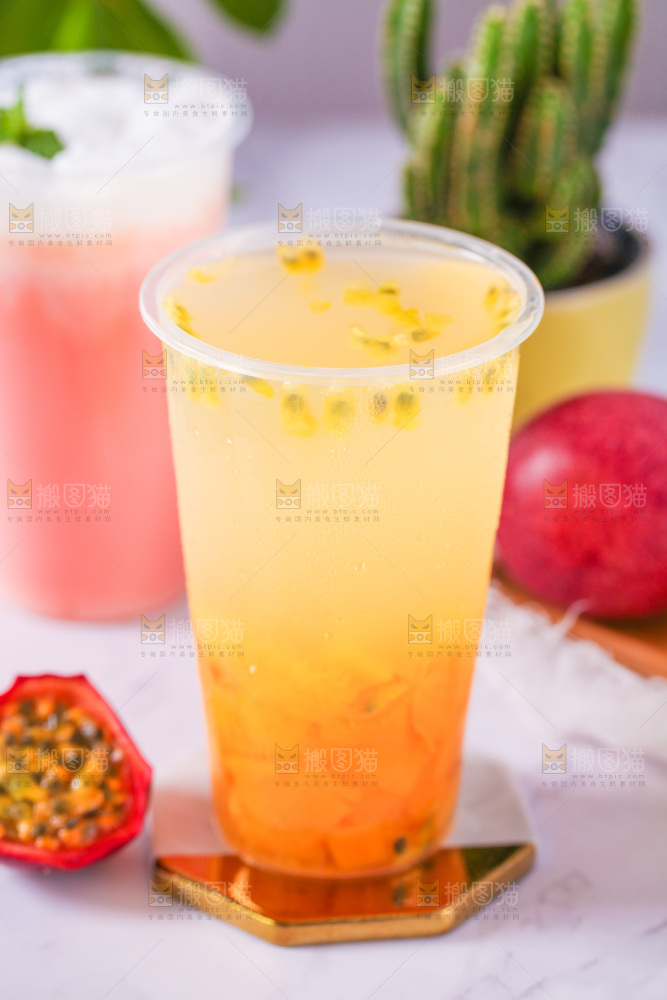 白底上摆放着一杯百香果果汁