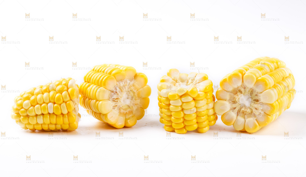 白底上摆放着玉米