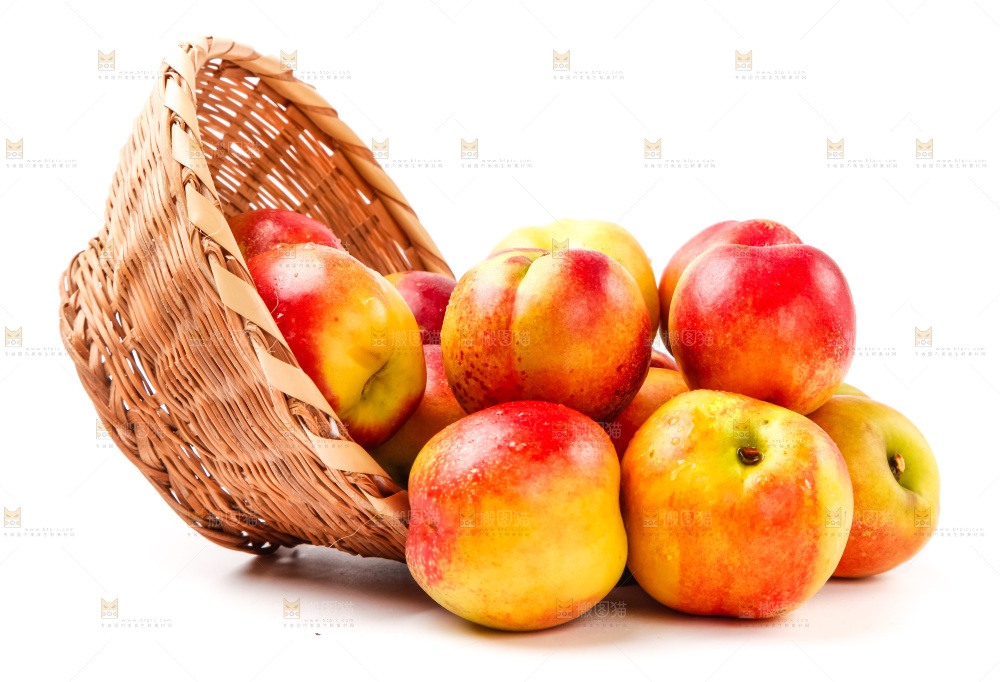 篮子里装着油桃