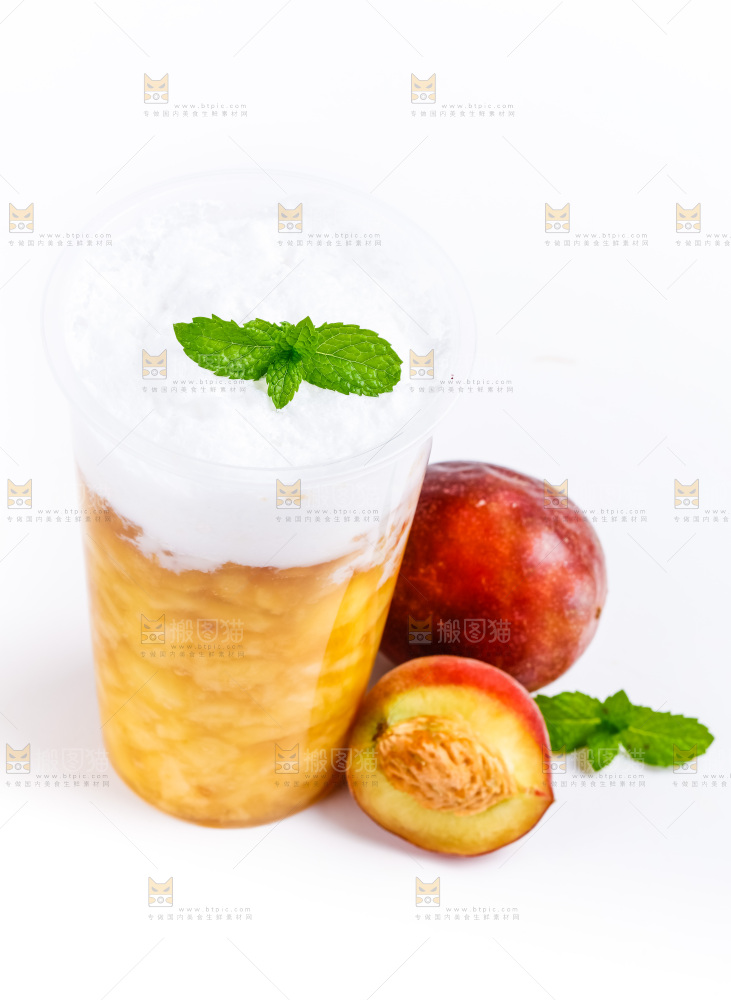 白底上放着一杯桃子果汁