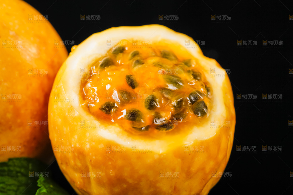 黑底上放着海南黄金百香果