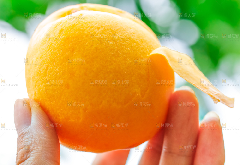 手里拿着桃子