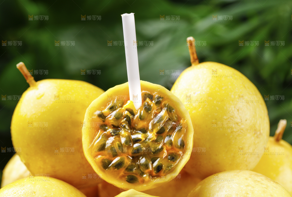 摆放着一堆的黄金百香果