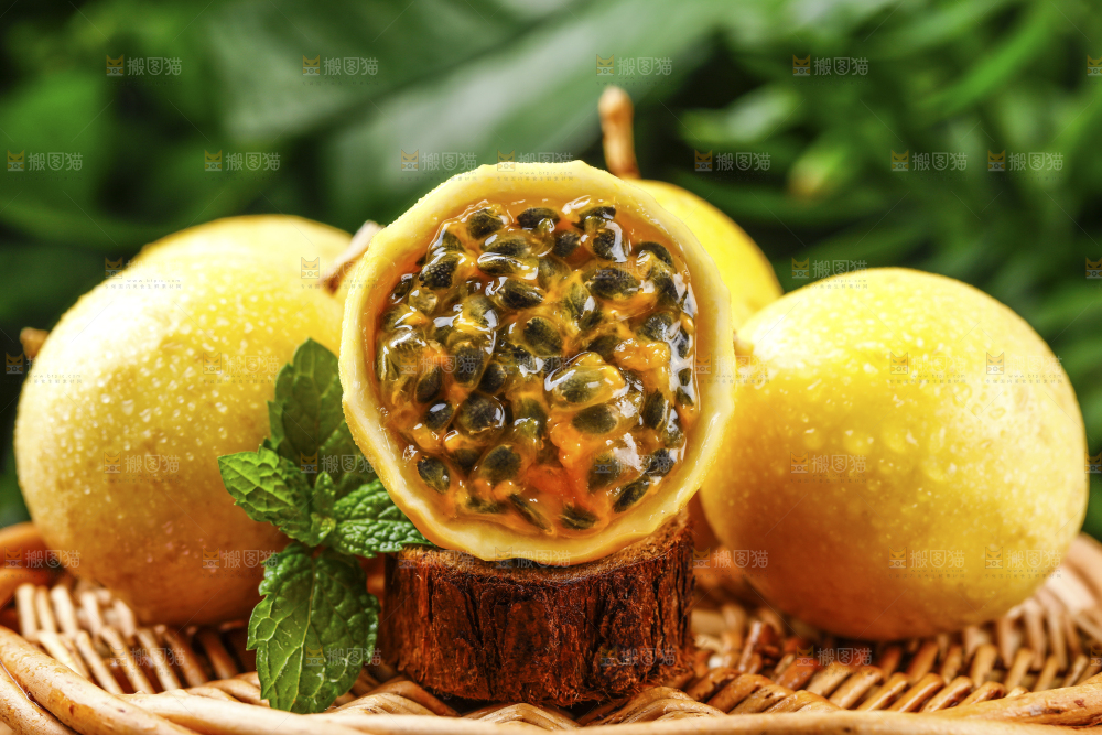 篮子上放着黄金百香果