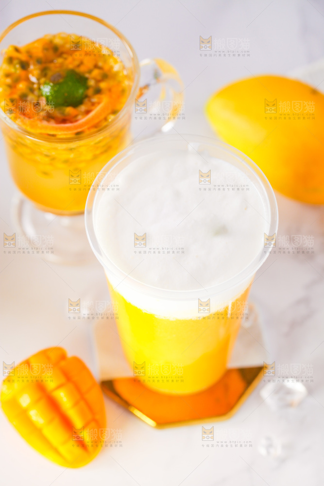 浅底上放着一杯芒果果汁