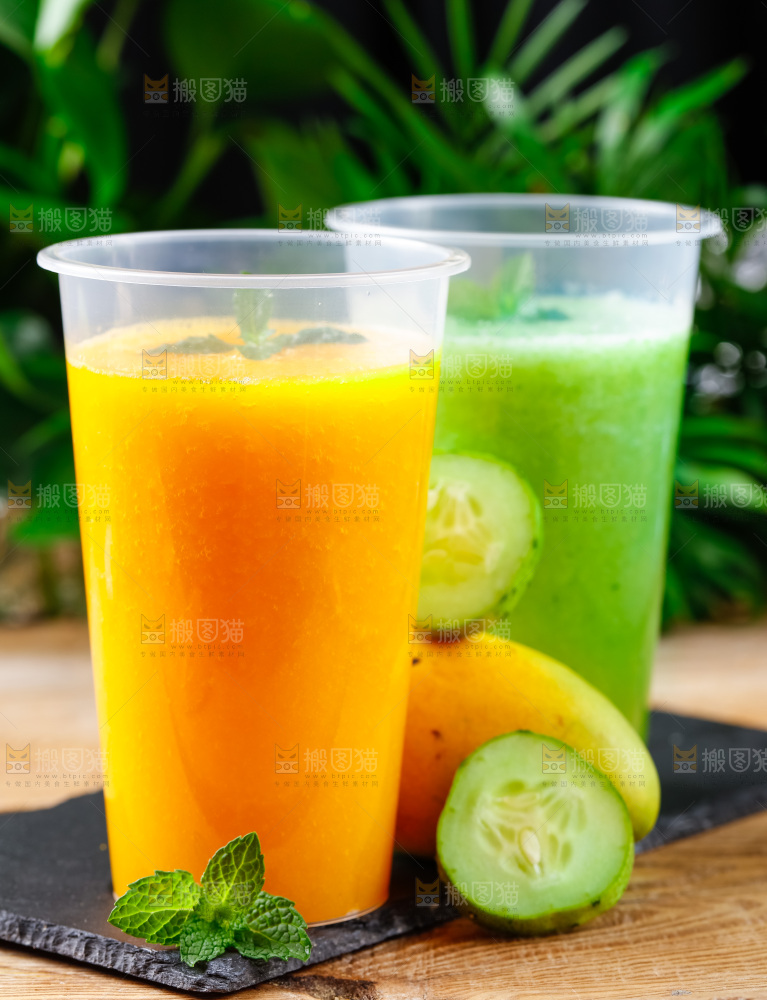 杯子里装着芒果果汁和黄瓜果汁