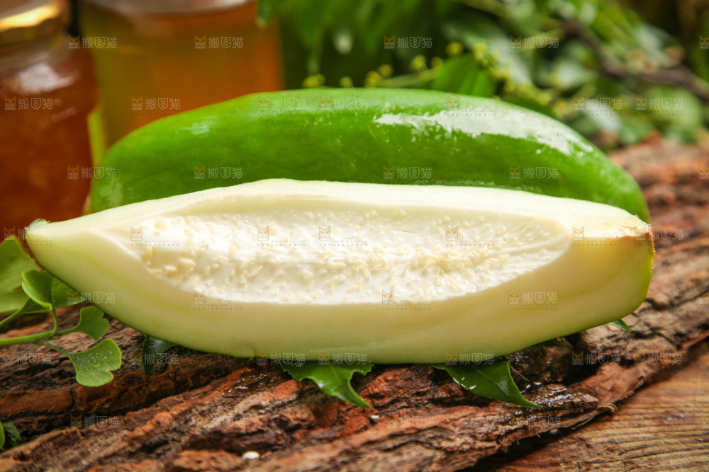 木底上摆放着木瓜