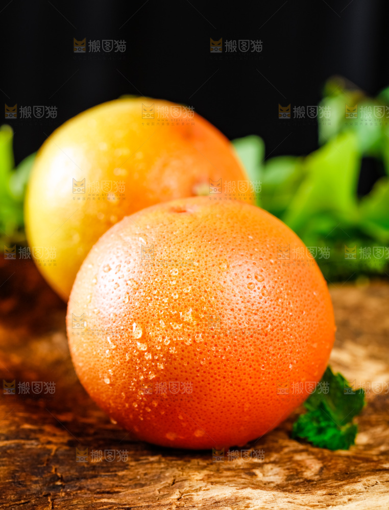 木底上摆放着红西柚