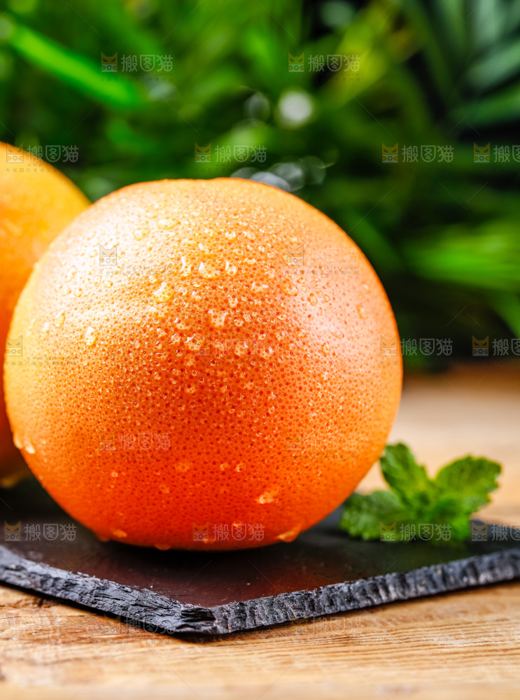 黑石板上摆放着红心西柚