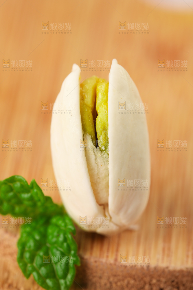 木底上放着开心果