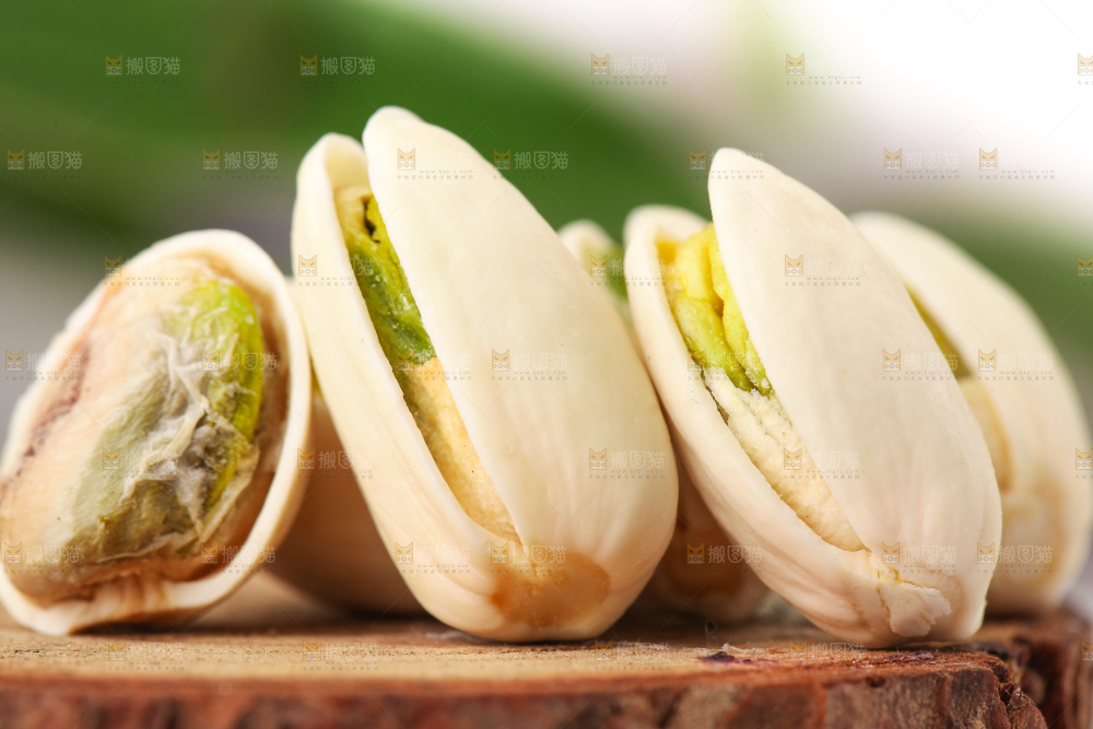 木底上放着开心果