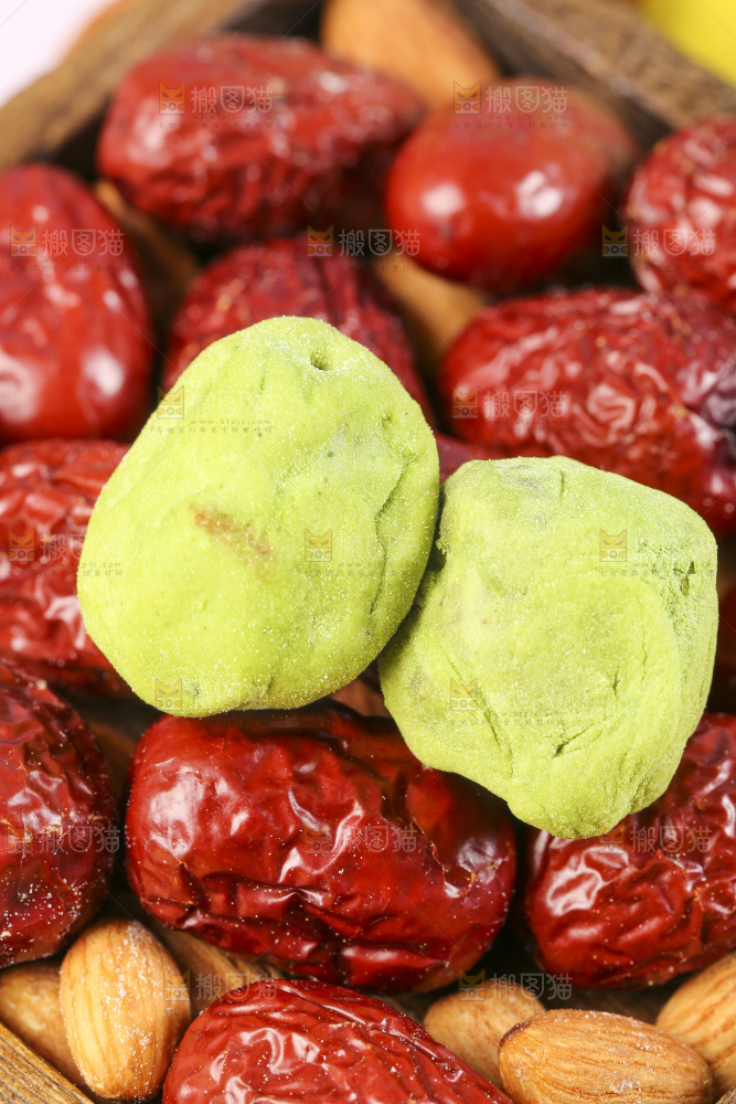 格子布上放着一碟抹茶味奶枣