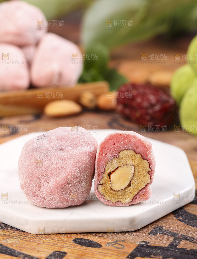 石板上放着切开的草莓味奶枣