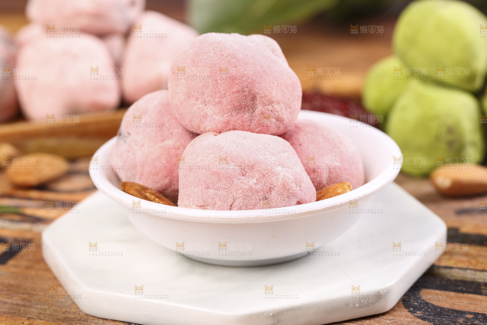 石板上放着一碟草莓味奶枣