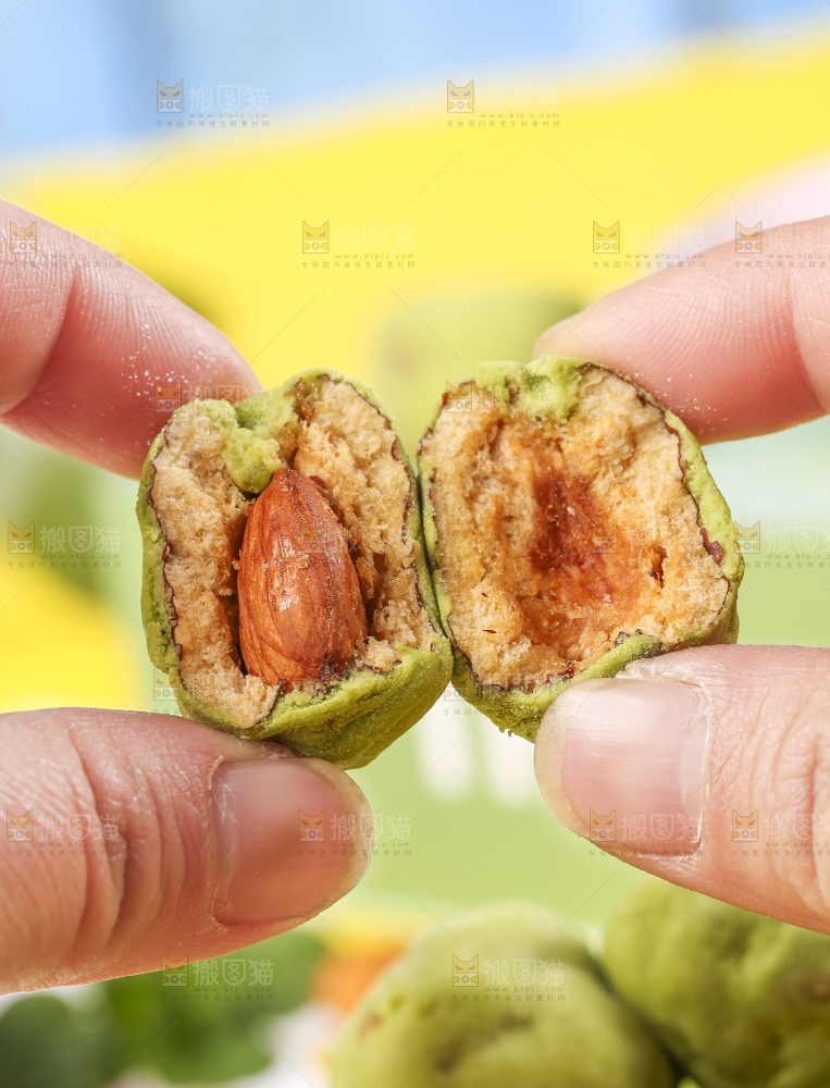 手拿掰开的抹茶味奶枣