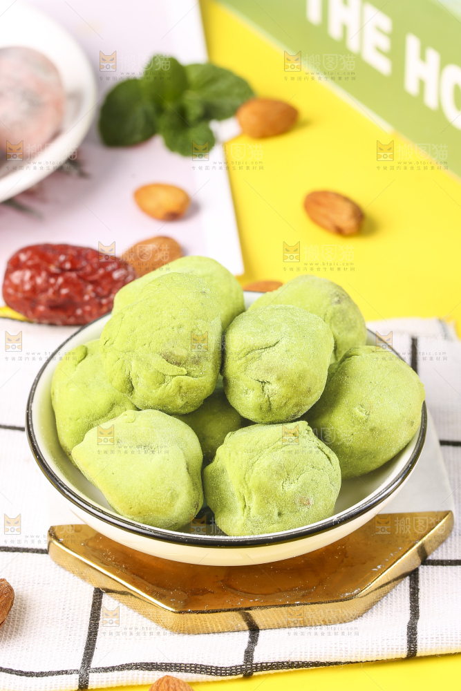格子布上放着一碟抹茶味奶枣