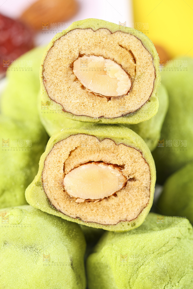 格子布上放着一碟抹茶味奶枣