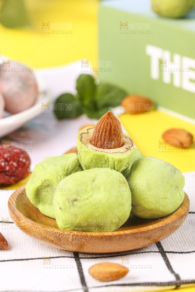 格子布上放着一碟抹茶味奶枣