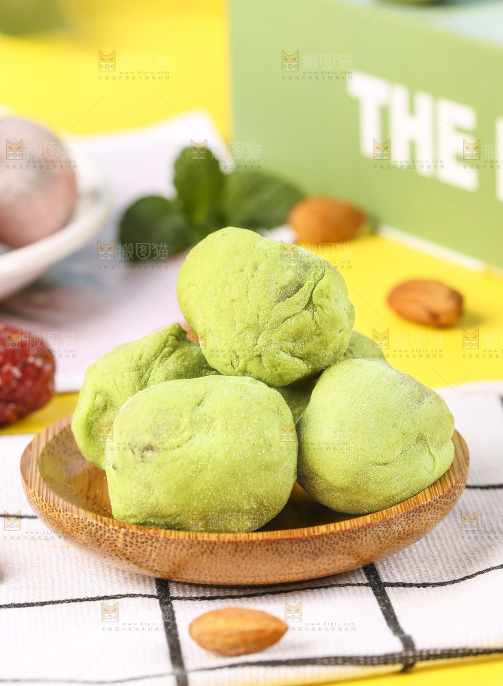 格子布上放着一碟抹茶味奶枣