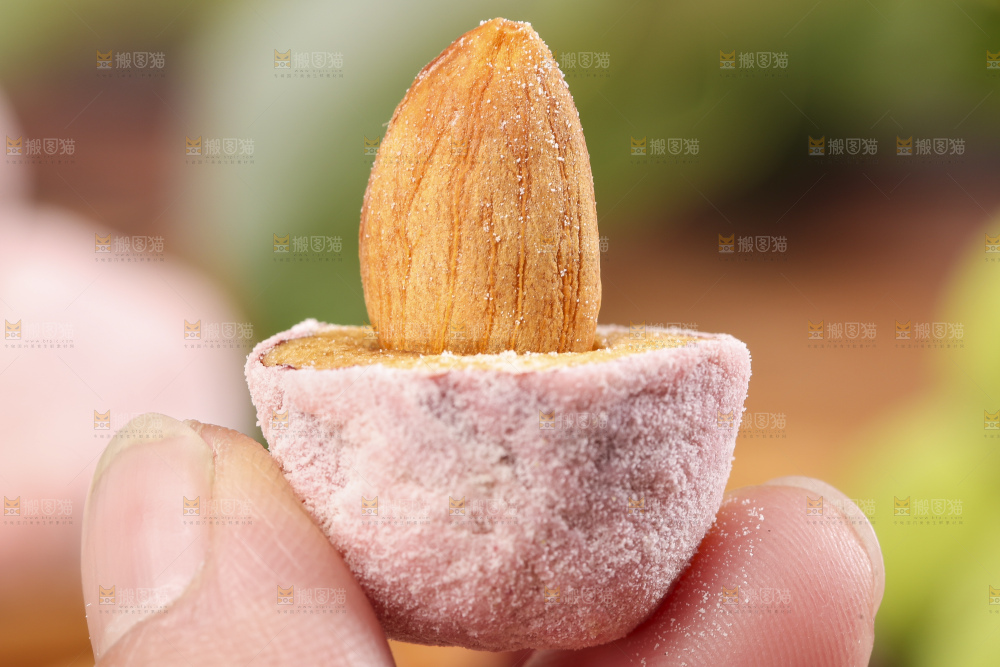 手拿切开的草莓味夹心奶枣