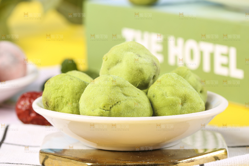 格子布上放着一碟抹茶味奶枣
