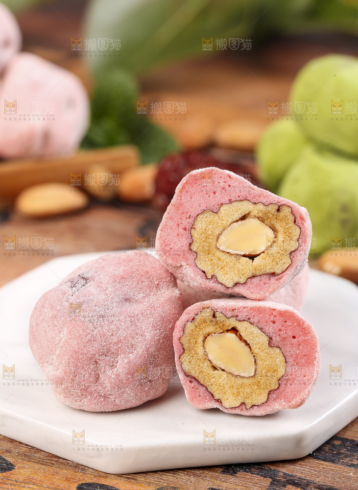 石板上放着切开的草莓味奶枣