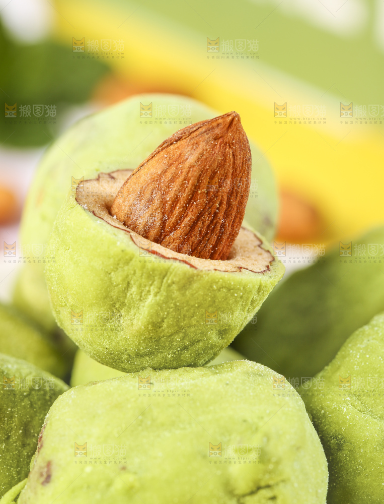 格子布上放着一碟抹茶味奶枣
