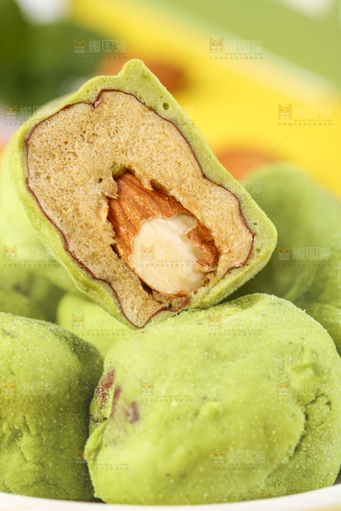 格子布上放着一碟抹茶味奶枣