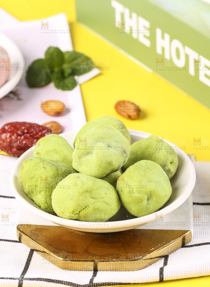 格子布上放着一碟抹茶味奶枣