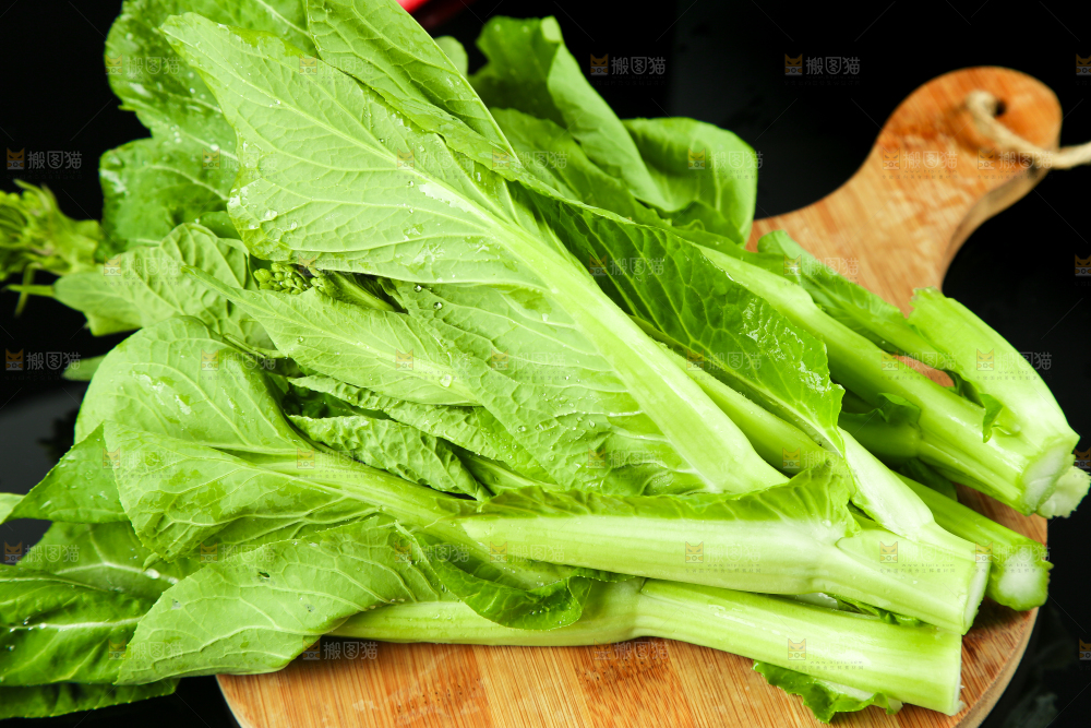 黑底上放着菜薹
