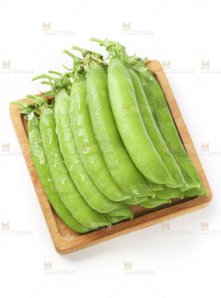 木盘里的豌豆荚