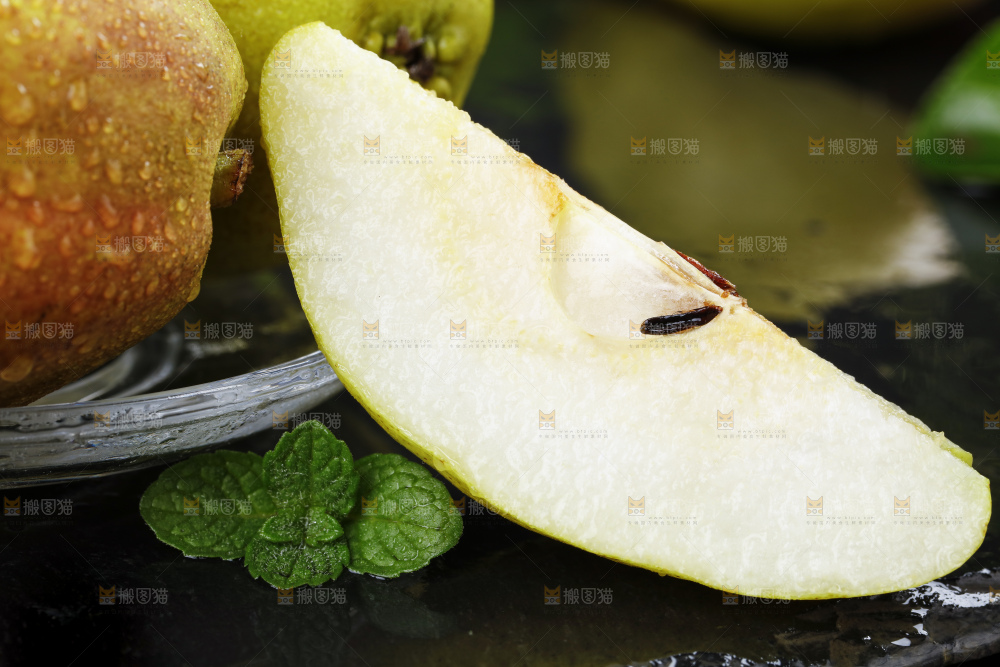 深底上放着新疆库尔勒香梨