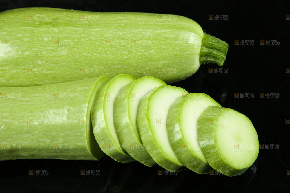 黑底上摆放着西葫芦