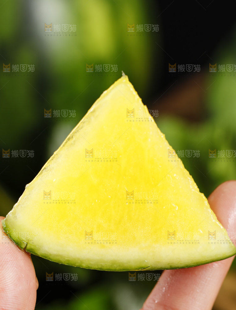 手拿切开的黄心西瓜
