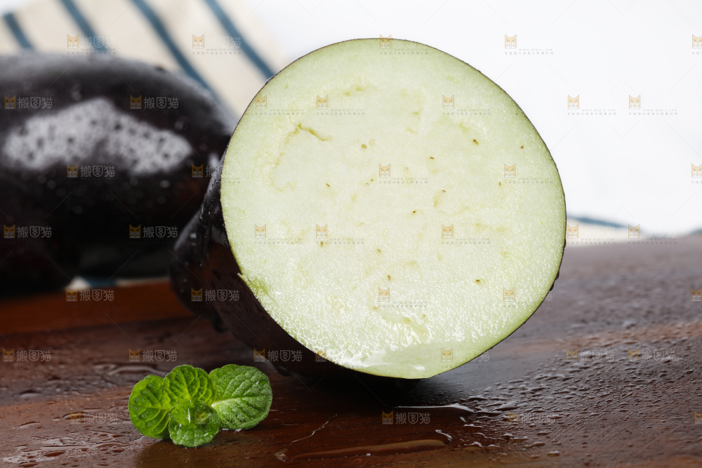 木底上的紫茄子